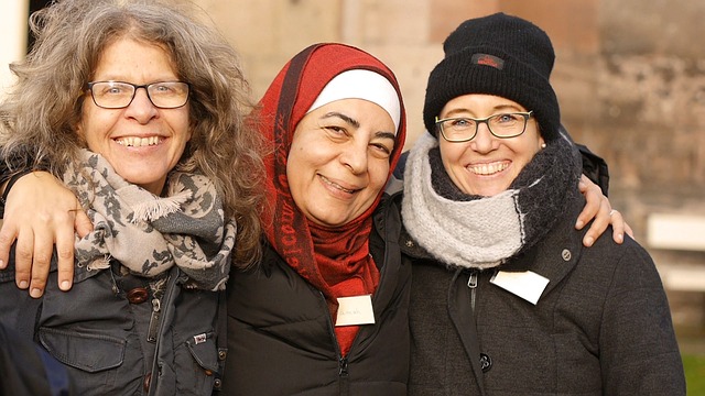 women welcoming refugees - world refugee day 2017