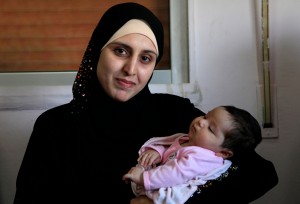 A Syrian refugee and her newborn baby, source: https://www.flickr.com/photos/dfid/9613483141